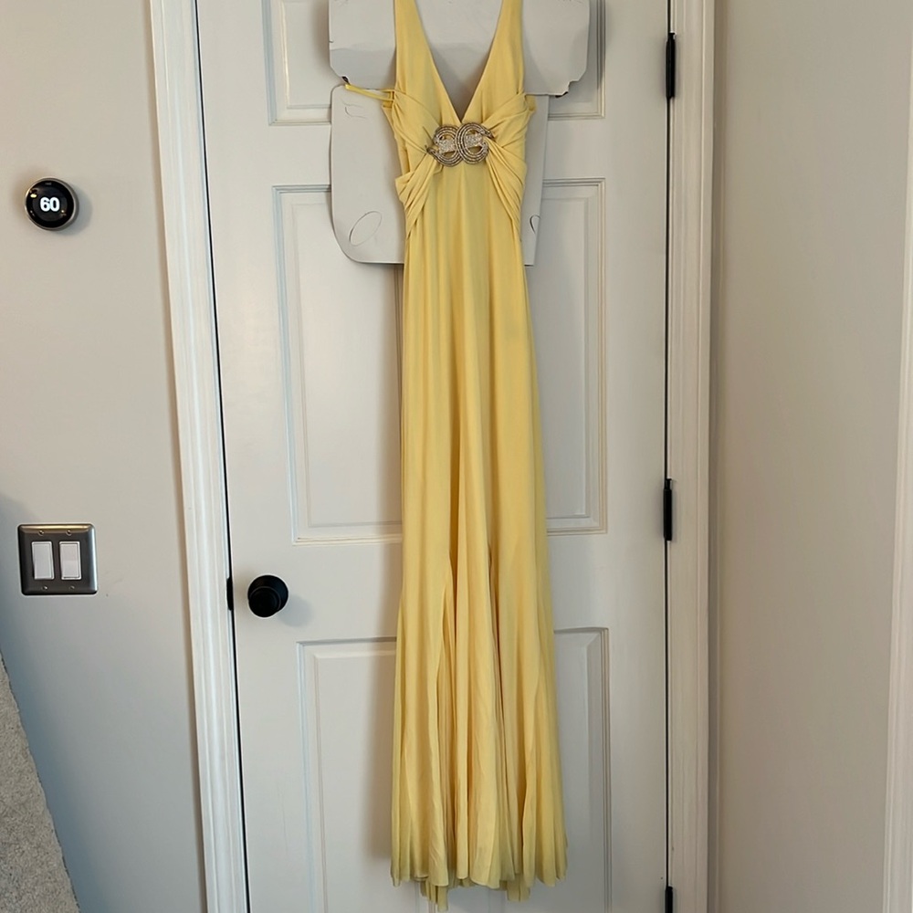 “Cache” Yellow Fitted Prom Dress
